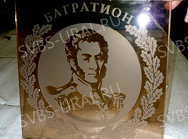 Глубокая пескоструйная обработка на стекле "бронза"